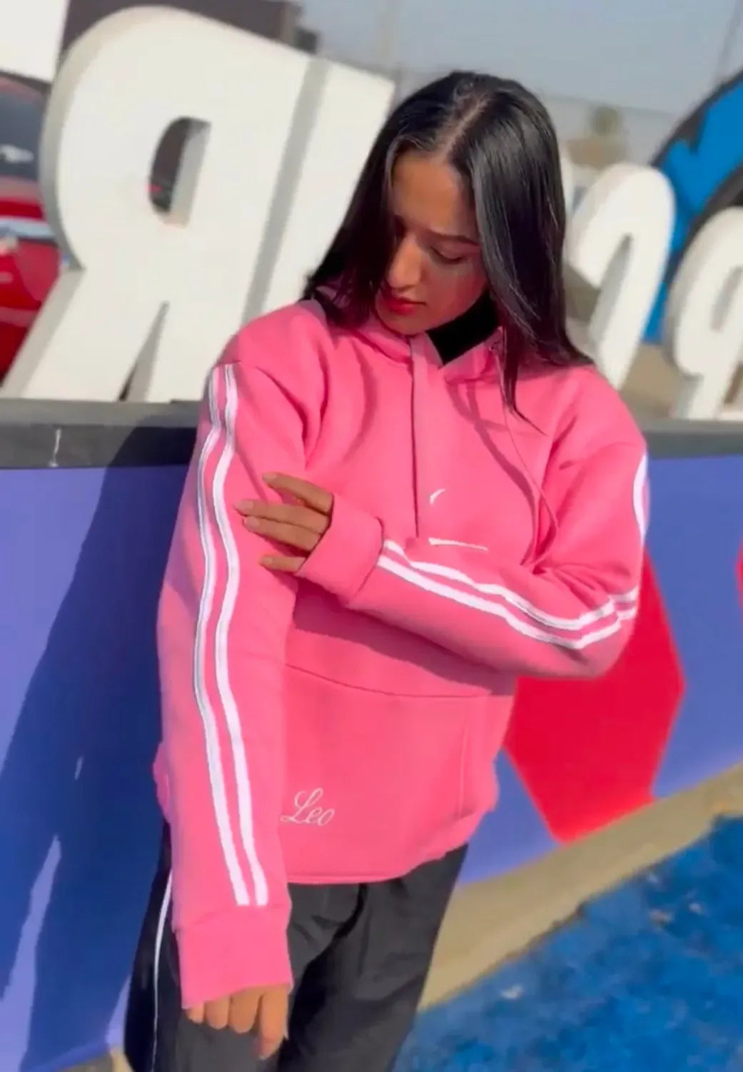 Pink Hoodie Leo Move